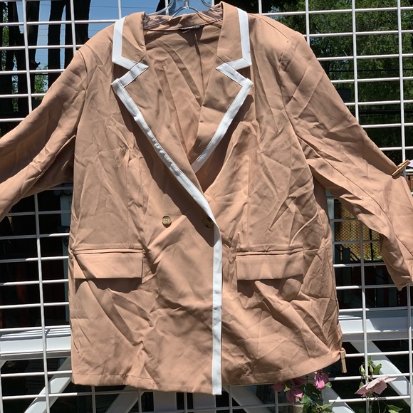 Cream/tan blazer with white trim - Picture 2 of 7
